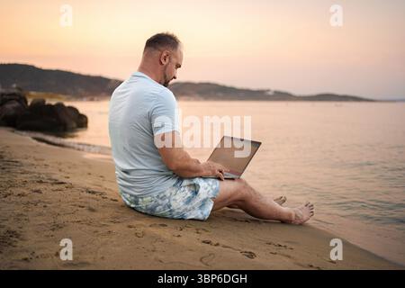 Die Familie genießt einen ruhigen Tag am Strand, während sie sich an Aktivitäten beteiligt Stockfoto