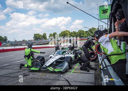 Lexington, OH USA - 06. Juli 2025: Crew-Mitglieder von Juncos Hollinger Racing Chevrolet bereiten ihren Rennwagen für den Honda Indy 200 in Lexington, OH, USA vor. Stockfoto