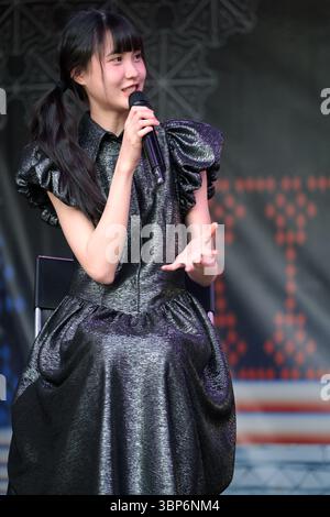 Das Thailand Showcase 2025 ist ein thailändisches Festival, das das Ergebnis von 170 Jahren anglo-thailändischer Beziehungen feiert. Die Veranstaltung findet vom 27. Bis 29. Juni im Lewis Cubitt Scquare, Coal Drops Yard, in Kings Cross, London, Großbritannien, statt. Die Veranstaltung wird von der Royal Thai Embassy in London organisiert und bietet Tanz und Performances, thailändische Kinovorführungen, ein Q&A mit thailändischen Schauspielerinnen und Schauspielerinnen, Essen und Trinken und vieles mehr. Es ist ein Festival der „zeitlosen Kreativität“. Das Bild zeigt die thailändische Schauspielerin Kirana Pipityakorn aus dem Film Flat Girls. Stockfoto