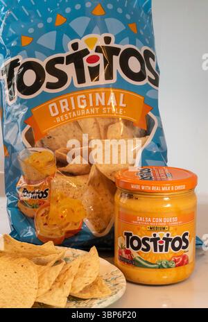 Stillleben einer Tüte Tostitos-Maischips, begleitet von einem Glas Salsa con queso, 2025, USA Stockfoto