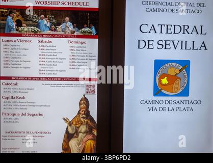 Berühmte Kathedrale von Sevilla Kathedrale von Sevilla religiöser Dienst öffentliche Gottesdienste Veranstaltungskalender Informationsbanner Stockfoto