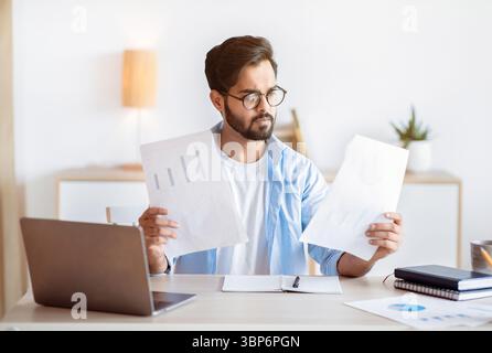 Beschäftigt Arabischen Männlichen Unternehmer Arbeiten Mit Papieren Und Laptop In Büro Stockfoto