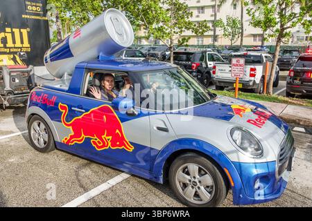 Miami Beach Florida, North Beach, Altos Del Mar Park, 4. Juli Feier zum 4. Unabhängigkeitstag, Hispanic Latino, Red Bull Werbefahrzeug Min Stockfoto
