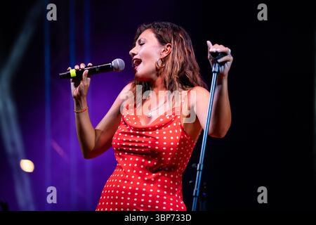 Neapel, Italien. Juli 2025. Serena Rossi tritt in der La notte della Tammorra 2025 auf der Piazza Mercato auf. Quelle: SOPA Images Limited/Alamy Live News Stockfoto