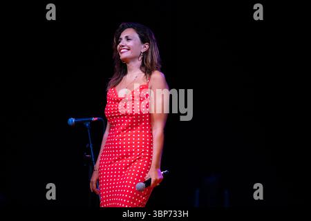 Neapel, Italien. Juli 2025. Serena Rossi tritt in der La notte della Tammorra 2025 auf der Piazza Mercato auf. Quelle: SOPA Images Limited/Alamy Live News Stockfoto