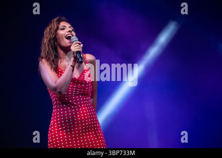 Neapel, Italien. Juli 2025. Serena Rossi tritt in der La notte della Tammorra 2025 auf der Piazza Mercato auf. Quelle: SOPA Images Limited/Alamy Live News Stockfoto