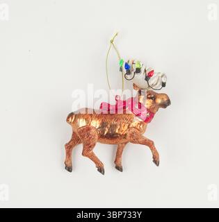 Weihnachts-Hirsch-Figur isolierter Naturhintergrund mit Schneideweg Stockfoto