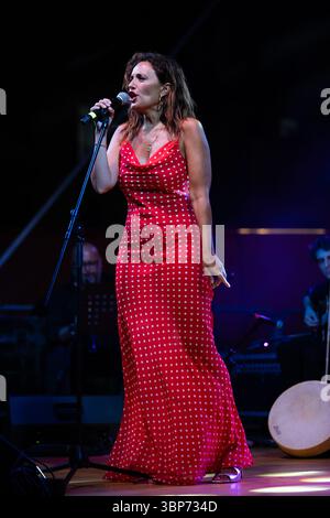 Neapel, Italien. Juli 2025. Serena Rossi tritt in der La notte della Tammorra 2025 auf der Piazza Mercato auf. Quelle: SOPA Images Limited/Alamy Live News Stockfoto