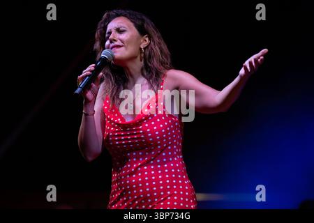 Neapel, Italien. Juli 2025. Serena Rossi tritt in der La notte della Tammorra 2025 auf der Piazza Mercato auf. Quelle: SOPA Images Limited/Alamy Live News Stockfoto