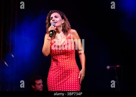 Neapel, Italien. Juli 2025. Serena Rossi tritt in der La notte della Tammorra 2025 auf der Piazza Mercato auf. Quelle: SOPA Images Limited/Alamy Live News Stockfoto