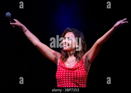 Neapel, Italien. Juli 2025. Serena Rossi tritt in der La notte della Tammorra 2025 auf der Piazza Mercato auf. Quelle: SOPA Images Limited/Alamy Live News Stockfoto