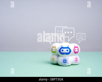KI-Bot-Typen, künstliche Intelligenz-Assistent-Technologiekonzept. Robotergesichter und -Chips in verschiedenen Farben mit Bildern, Chat- und Analysesymbolen in Spee Stockfoto