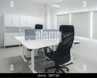 Szene mit minimalistischem weiß sauberem, neuem Innenraumdesign des Büros, Dekoration mit Möbeln, schwarzen ergonomischen Stühlen und Tischtrennwand, elektrische Höhe A Stockfoto