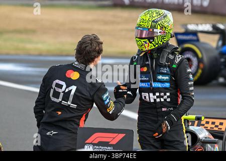 London, Großbritannien. Juli 2025. McLarens australischer Pilot Oscar Piastri (L) reagiert mit seinem britischen Teamkollegen Lando Norris nach dem Formel-1-Grand-Prix 2025 auf dem Silverstone Circuit in London, Großbritannien, 6. Juli 2025. Quelle: Wu Lu/Xinhua/Alamy Live News Stockfoto