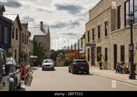 Straßen der Innenstadt von Elora mit wunderschönen alten Häusern, engen Gassen, Laternen und Dekorationen. Touristenstadt Elora, Ontario, Kanada Stockfoto