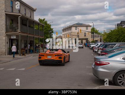 Straßen der Innenstadt von Elora mit wunderschönen alten Häusern, engen Gassen, Laternen und Dekorationen. Touristenstadt Elora, Ontario, Kanada Stockfoto