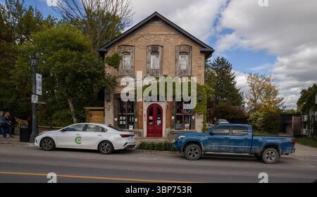Straßen der Innenstadt von Elora mit wunderschönen alten Häusern, engen Gassen, Laternen und Dekorationen. Touristenstadt Elora, Ontario, Kanada Stockfoto