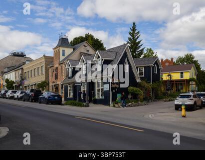 Straßen der Innenstadt von Elora mit wunderschönen alten Häusern, engen Gassen, Laternen und Dekorationen. Touristenstadt Elora, Ontario, Kanada Stockfoto