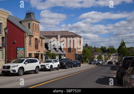 Straßen der Innenstadt von Elora mit wunderschönen alten Häusern, engen Gassen, Laternen und Dekorationen. Touristenstadt Elora, Ontario, Kanada Stockfoto