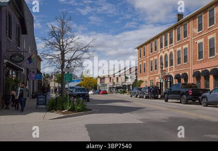 Straßen der Innenstadt von Elora mit wunderschönen alten Häusern, engen Gassen, Laternen und Dekorationen. Touristenstadt Elora, Ontario, Kanada Stockfoto