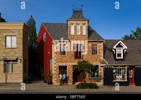 Straßen der Innenstadt von Elora mit wunderschönen alten Häusern, engen Gassen, Laternen und Dekorationen. Touristenstadt Elora, Ontario, Kanada Stockfoto