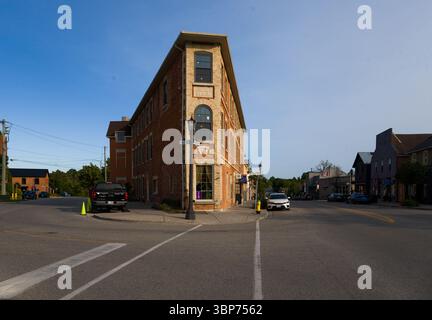 Straßen der Innenstadt von Elora mit wunderschönen alten Häusern, engen Gassen, Laternen und Dekorationen. Touristenstadt Elora, Ontario, Kanada Stockfoto