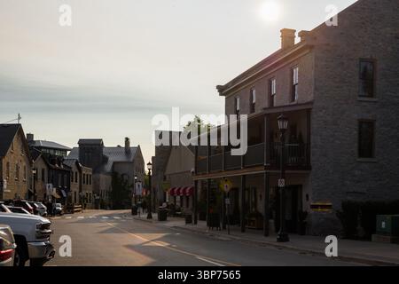 Straßen der Innenstadt von Elora mit wunderschönen alten Häusern, engen Gassen, Laternen und Dekorationen. Touristenstadt Elora, Ontario, Kanada Stockfoto