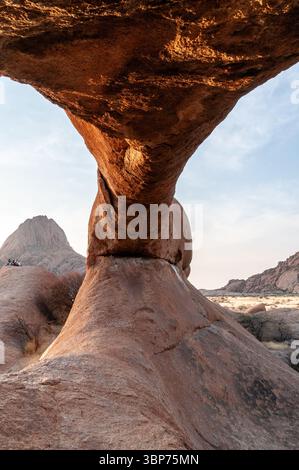 Abendliche Aufnahme des berühmten Felsbogens bei Spitzkoppe, Namibia, um Sonnenuntergang. Stockfoto