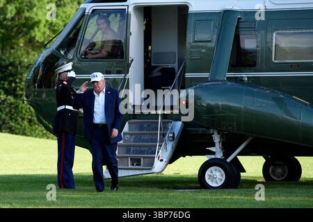US-Präsident Donald J Trump begrüßt die Marine Guard, als er am 6. Juli 2025 auf dem Südrasen des Weißen Hauses in Washington, DC, USA, von Bord geht. Der Präsident kehrt nach einem Wochenende in Bedminster, New Jersey zurück. Credit: Yuri Gripas/Pool via CNP/MediaPunch Stockfoto