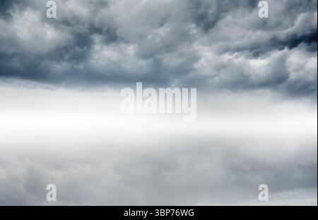 Flaches Design, das eine Wolkenlandschaft zeigt, die sich auf ruhiger Oberfläche im offenen Wasser unter nebeligem Horizont reflektiert Stockfoto