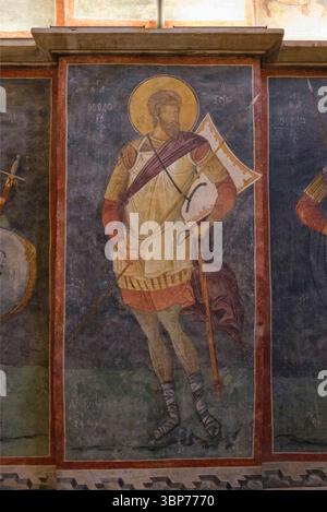Türkei: Fresko des heiligen Kriegers in der Parekklesion (Seitenkapelle), Kirche des Heiligen Erlösers in Chora (Kariye-Moschee), ursprünglich eine orthodoxe christliche Kirche in Istanbul. Die Kirche Chora wurde ursprünglich Anfang des 4. Jahrhunderts erbaut und stand außerhalb der Stadtmauern von Konstantinopel. Die wunderschönen Mosaiken und Fresken stammen aus dem frühen 14. Jahrhundert und wurden von dem mächtigen byzantinischen griechischen Staatsmann Theodore Metochites geschaffen. Stockfoto