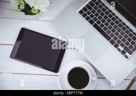Tablet und Laptop auf dem Tisch Stockfoto
