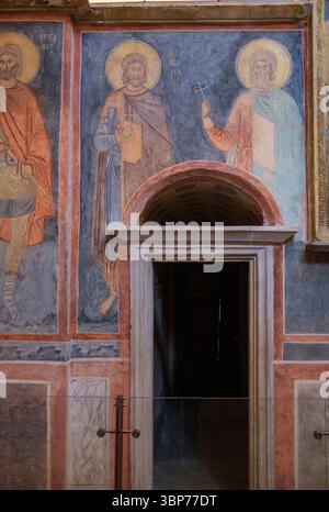 Türkei: Fresken des heiligen und der Heiligen in der Parekklesion (Seitenkapelle), Kirche des Heiligen Erlösers in Chora (Kariye-Moschee), ursprünglich eine orthodoxe christliche Kirche in Istanbul. Die Kirche Chora wurde ursprünglich Anfang des 4. Jahrhunderts erbaut und stand außerhalb der Stadtmauern von Konstantinopel. Die wunderschönen Mosaiken und Fresken stammen aus dem frühen 14. Jahrhundert und wurden von dem mächtigen byzantinischen griechischen Staatsmann Theodore Metochites geschaffen. Stockfoto