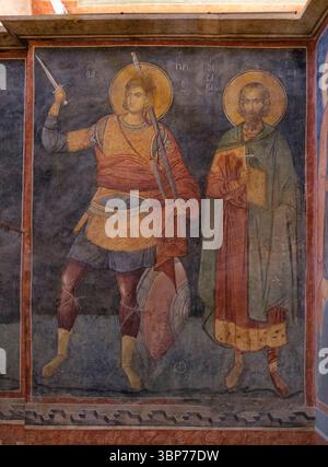 Türkei: kriegerheiliger und heiliger Fresko in der Parekklesion (Seitenkapelle), Kirche des Heiligen Erlösers in Chora (Kariye-Moschee), ursprünglich eine orthodoxe christliche Kirche in Istanbul. Die Kirche Chora wurde ursprünglich Anfang des 4. Jahrhunderts erbaut und stand außerhalb der Stadtmauern von Konstantinopel. Die wunderschönen Mosaiken und Fresken stammen aus dem frühen 14. Jahrhundert und wurden von dem mächtigen byzantinischen griechischen Staatsmann Theodore Metochites geschaffen. Stockfoto