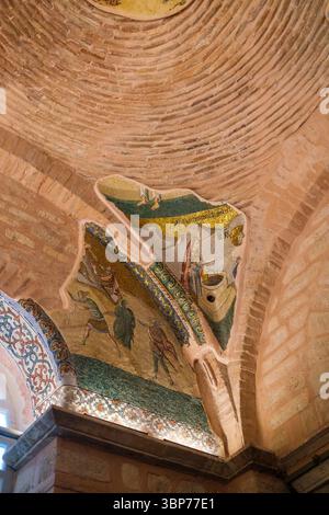 Türkei: Deckenmosaik, Äußerer Narthex (Eingangshalle), Kirche des Heiligen Erlösers in Chora (Kariye-Moschee), ursprünglich eine orthodoxe christliche Kirche in Istanbul. Die Kirche Chora wurde ursprünglich Anfang des 4. Jahrhunderts erbaut und stand außerhalb der Stadtmauern von Konstantinopel. Die wunderschönen Mosaiken und Fresken stammen aus dem frühen 14. Jahrhundert und wurden von dem mächtigen byzantinischen griechischen Staatsmann Theodore Metochites geschaffen. Stockfoto