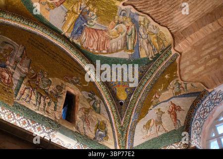 Türkei: „Christus, der den Gelähmten in Kapernaum heilt“ (oben) und „das Massaker der Unschuldigen“ Mosaiken, Äußerer Narthex (Eingangshalle), Kirche des Heiligen Erlösers in Chora (Kariye-Moschee), ursprünglich eine orthodoxe christliche Kirche in Istanbul. Die Kirche Chora wurde ursprünglich Anfang des 4. Jahrhunderts erbaut und stand außerhalb der Stadtmauern von Konstantinopel. Die wunderschönen Mosaiken und Fresken stammen aus dem frühen 14. Jahrhundert und wurden von dem mächtigen byzantinischen griechischen Staatsmann Theodore Metochites geschaffen. Stockfoto
