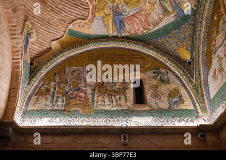 Türkei: Mosaik „das Massaker der Unschuldigen“, Äußerer Narthex (Eingangshalle), Kirche des Heiligen Erlösers in Chora (Kariye-Moschee), ursprünglich eine orthodoxe christliche Kirche in Istanbul. Die Kirche Chora wurde ursprünglich Anfang des 4. Jahrhunderts erbaut und stand außerhalb der Stadtmauern von Konstantinopel. Die wunderschönen Mosaiken und Fresken stammen aus dem frühen 14. Jahrhundert und wurden von dem mächtigen byzantinischen griechischen Staatsmann Theodore Metochites geschaffen. Stockfoto
