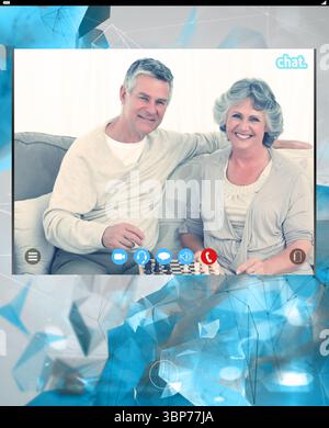 Porträt eines kaukasischen lächelnden, reiferen Paares, das zu Hause auf dem Sofa sitzt, durch den Laptop-Bildschirm gesehen Stockfoto