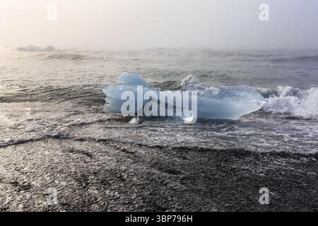 Geschmolzener Eisberg, Eiskristall am Strand, Diamond Beach im Sommer, Dunst, Joekulsarlon, Joekulsarlon, Vatnajoekull Nationalpark, Island, Europa Stockfoto
