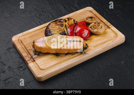 Essen, Lachssteak auf dem Grill mit gegrilltem Gemüse Stockfoto