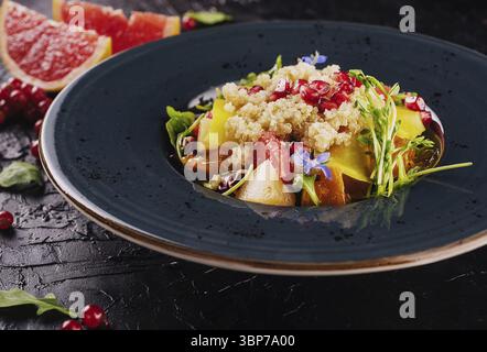 Essen, Salat Couscous mit Grapefruit und Granatapfelkernen Stockfoto