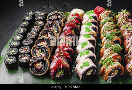 Essen, Eine große Sushi-Platte mit einer Auswahl an lebhaften Brötchen, einschließlich traditioneller und verspielter Sorten. Jede Rolle weist bunte Beläge und auf Stockfoto