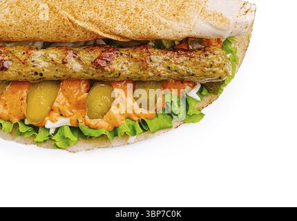 Essen, Ein köstliches Sandwich mit einer gegrillten Wurst in einer gerösteten Pita, garniert mit knusprigem Salat, Gurken und einer aromatischen Sauce. Perfe Stockfoto