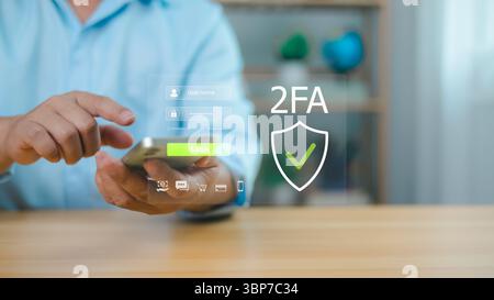 Sicherer Online-Zugriff, Datenschutz und Datenschutz. Cybersicherheit und digitales Sicherheitskonzept. Mann mit Smartphone für zwei-Faktor-Authentizität Stockfoto