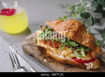 Essen, frisches Sandwich mit Speck und Rührei Stockfoto