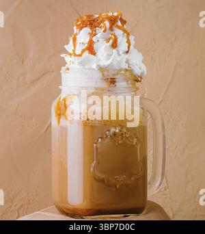 Essen, Karamell Eiskaffee mit Schlagsahne Stockfoto