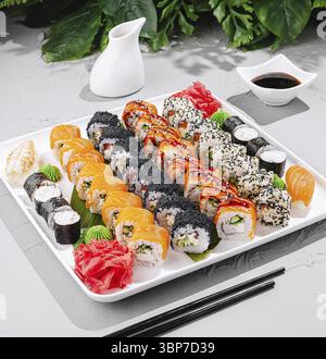 Essen, Eine wunderschön gestaltete Sushi-Platte zeigt verschiedene Arten von Sushi-Brötchen, einschließlich Lachs und Avocado, begleitet von Ingwer, Wasabi und Stockfoto