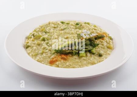 Essen, Risotto-Gericht mit Spargel isoliert auf weißer Ebene Stockfoto
