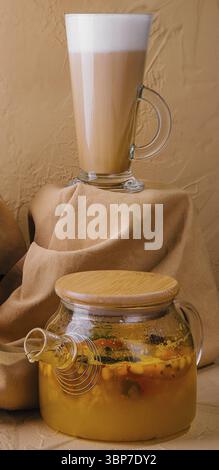 Essen, Karamell Eiskaffee mit Schlagsahne und Sanddorntee Stockfoto