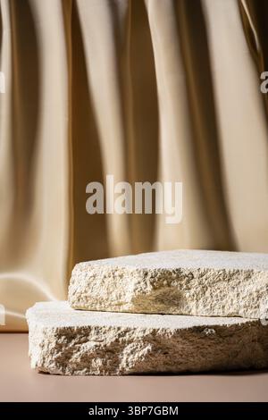 Abstrakte Naturszene mit Steinpodium-Komposition und auf beigem textilen Vorhänge-Hintergrund für Kosmetik, Beauty Product Branding, Parfüm, Hautpflege Stockfoto